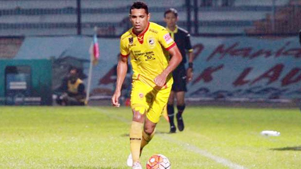 David da Silva (kiri) bersama Misbakus Solikin mempersembahkan gol kepada almarhum Micko Pratama. Laga babak pertama berakhir imbang 1-1. Copyright: Â© persebaya.id